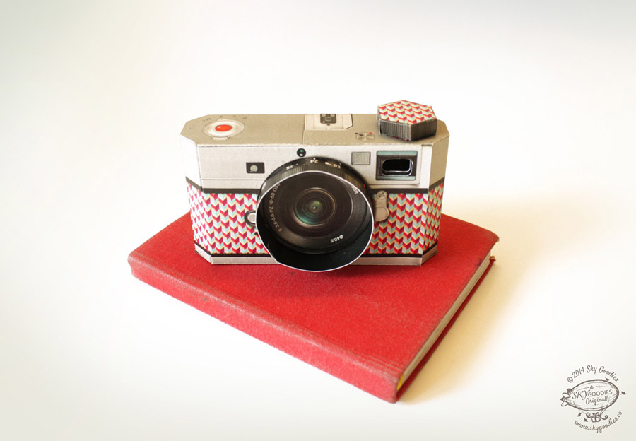 DIY Camera Photo Frame: Realistic Black Design